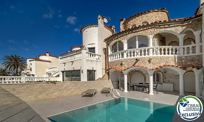 Magnifique maison de pêcheur avec amarrage et piscine