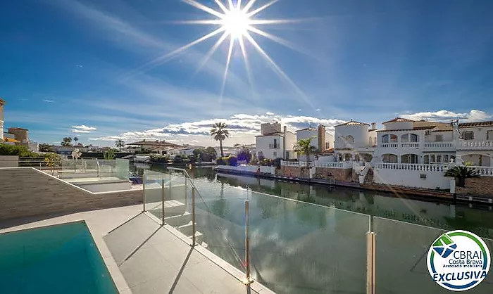 Magnifique maison de pêcheur avec amarrage et piscine