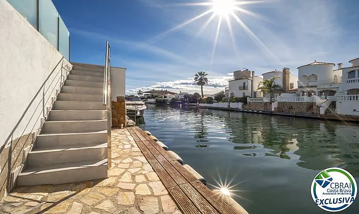 Magnifique maison de pêcheur avec amarrage et piscine