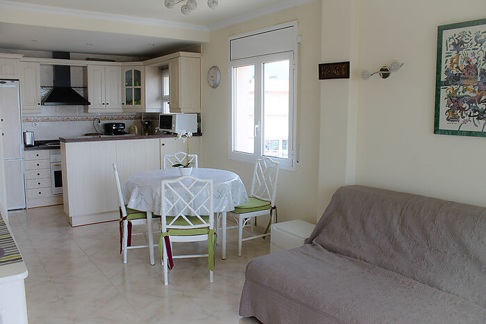APARTAMENTO MUY RARO CON ESPLÉNDIDA VISTA DOBLE AL MAR EN SALATA ROSAS