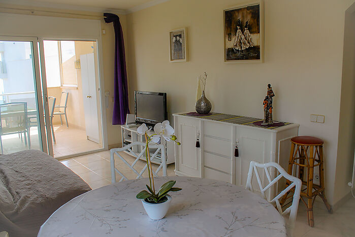 APARTAMENTO MUY RARO CON ESPLÉNDIDA VISTA DOBLE AL MAR EN SALATA ROSAS