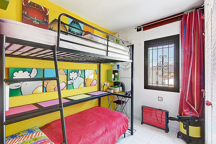 Precioso piso de dos dormitorios con una gran terraza, vistas al mar y a 500 metros de la playa
