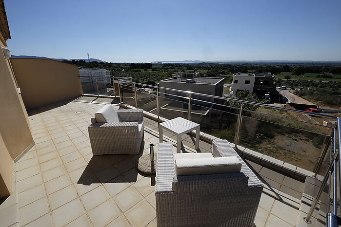 Duplex-Penthouse d'angle (167m2) - grande terrasse - 3 chambres - parking privé - piscines communautaires - Palau Saverdera, Costa Brava