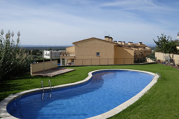 Duplex-Penthouse d'angle (167m2) - grande terrasse - 3 chambres - parking privé - piscines communautaires - Palau Saverdera, Costa Brava