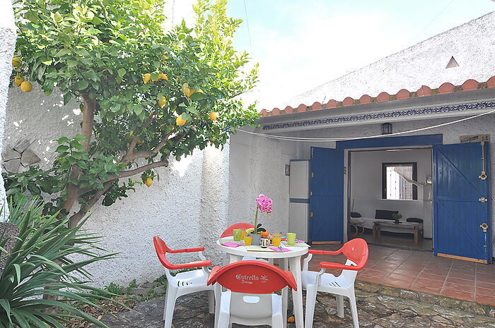 Casa situada en Santa Margarita,Roses con piscina comunitaria.