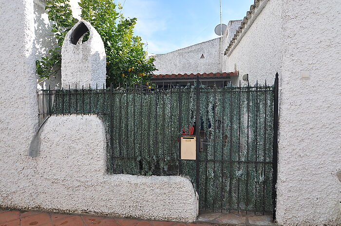 Maison située à Santa Margarita, Roses avec piscine commune.