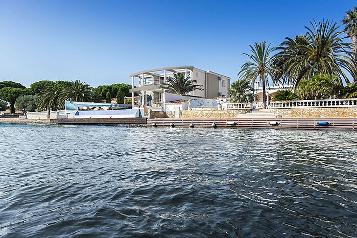 Excepcional villa de lujo con amarre privado de 22 metros y piscina