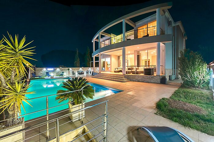 Excepcional villa de lujo con amarre privado de 22 metros y piscina