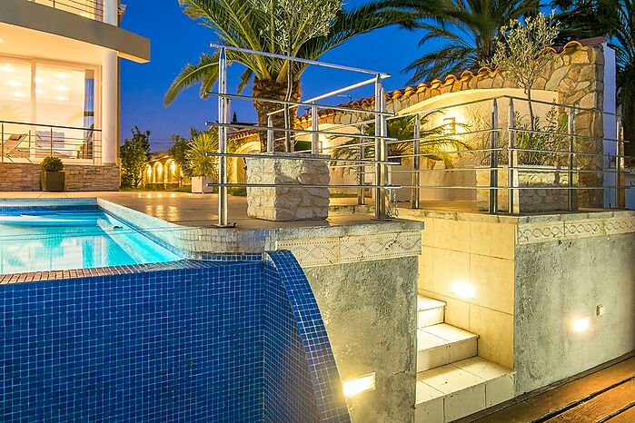 Villa de luxe exceptionnelle avec une amarre privé de 22 mètres et piscine