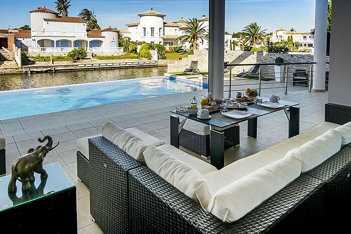Villa de luxe exceptionnelle avec une amarre privé de 22 mètres et piscine