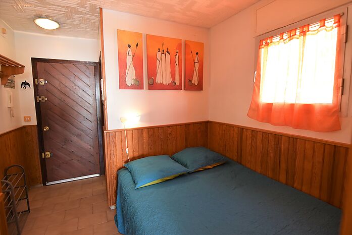 Empuriabrava, à vendre, studio spacieux et lumineux avec un espace de couchage séparé, vue sur la mer et la rivière Muga.