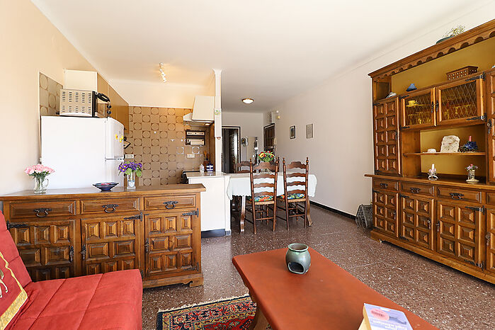 A vendre appartement avec un grand potentiel à 300 mètres de la plage -Santa Margarita, Roses