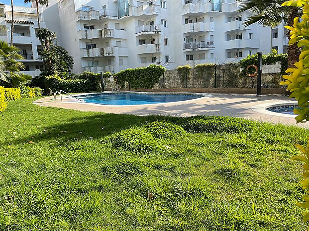 Apartamento con piscina y jardin
