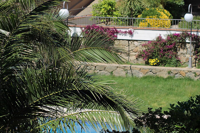 En venta apartamento con terraza vistas a la piscina comunitaria, Roses.