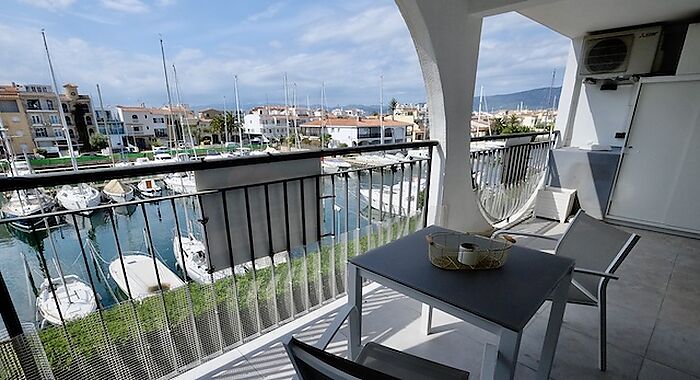 Apartamento en 1ª línea de mar completamente renovado (2018), buenas comodidades, gran terraza, vista al puerto -