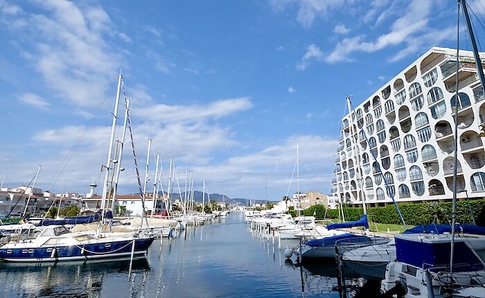 Apartamento en 1ª línea de mar completamente renovado (2018), buenas comodidades, gran terraza, vista al puerto -