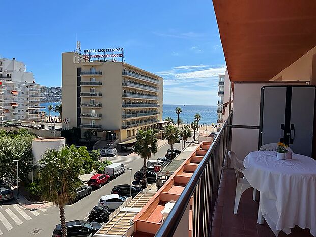 Appartement à 50 mètres de la plage avec vue sur la mer