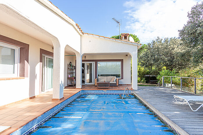 Villa située à Mas Fumats avec piscine et 4 chambres