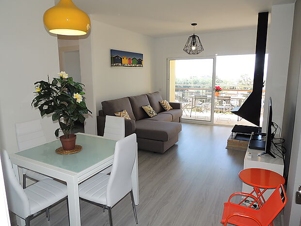Apartamento reformado con gran terraza y vistas preciosas panorámicas a la bahía de Rosas
