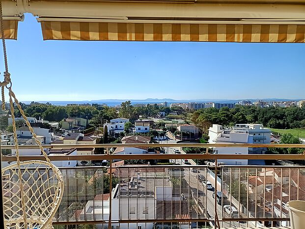 Apartamento reformado con gran terraza y vistas preciosas panorámicas a la bahía de Rosas