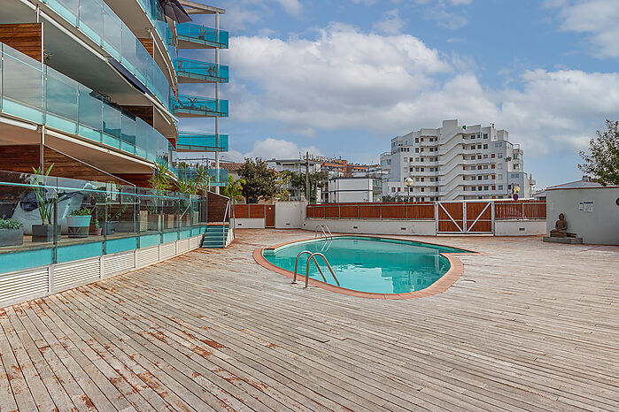 Lujoso apartamento con terraza, piscina + posibilidad de amarre
