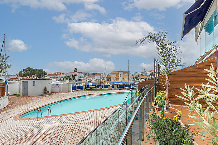 Luxueux appartement avec terrasse, piscine + possibilité amarre