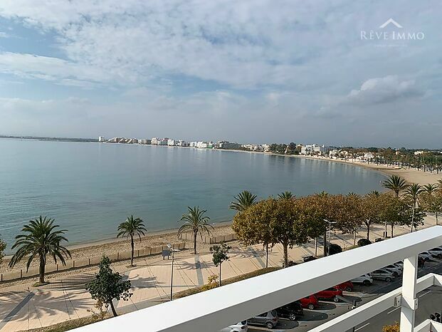 Atico en primera linéa de Mar a Roses con vistas panoramicas en la bahia .