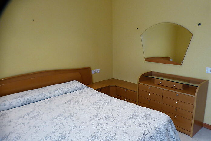 Grand appartement à vendre à Castelló d'Empúries avec 4 chambres à coucher lumineuses et accueillantes.