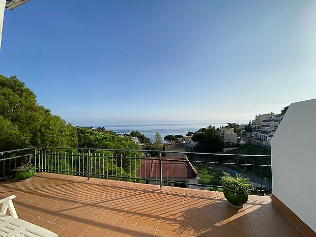 Acogedor ático de 41m²,con vistas al mar, situado en la urbanización Les Tonyines.