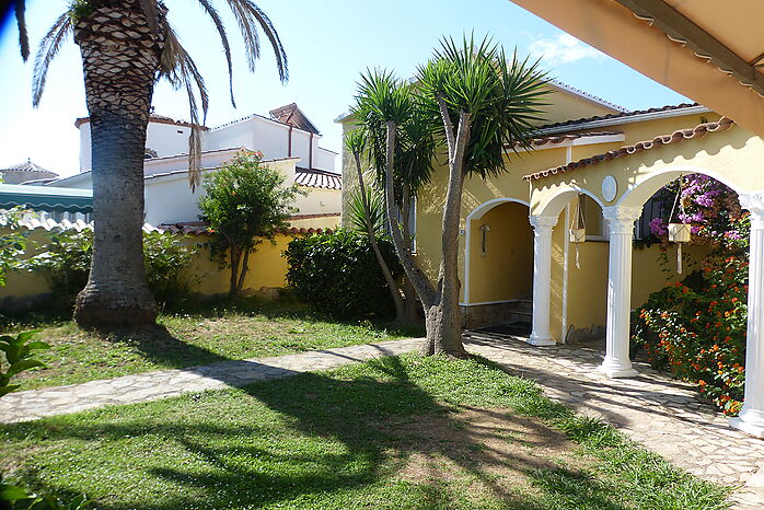Preciosa casa de una sola planta en una bonita parcela de 659 m2, orientación sur, zona privilegiada, cerca de la playa