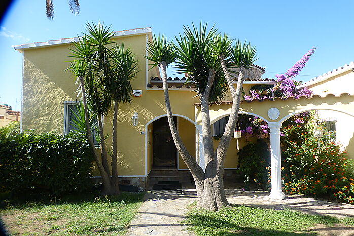 Preciosa casa de una sola planta en una bonita parcela de 659 m2, orientación sur, zona privilegiada, cerca de la playa
