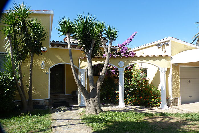 Belle villa de plain pied sur une jolie parcelle de 659 m2, plein sud, quartier privilégié, proche plage