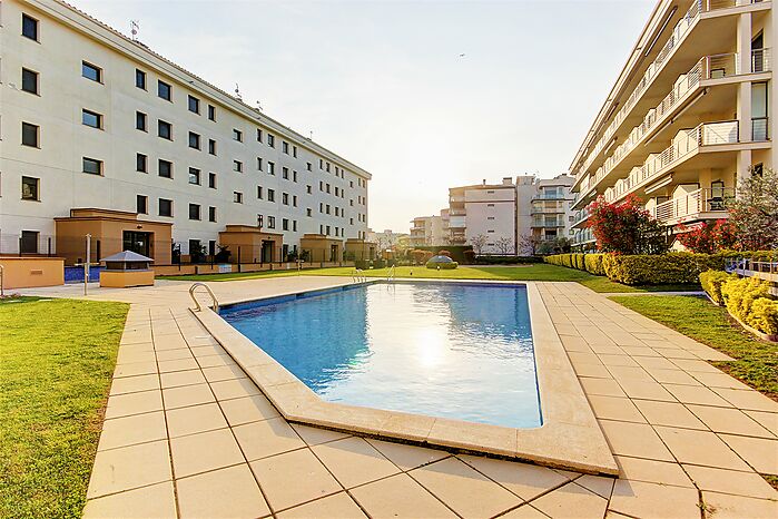 Bonito apartamento con amplia terraza, piscina y aparcamiento subterráneo en Salatà