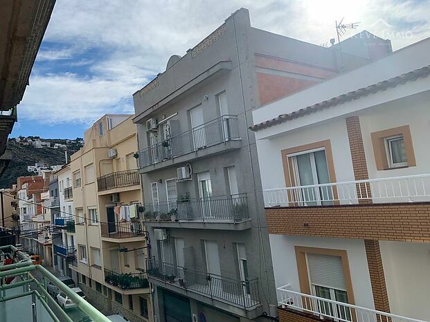 Bonito Piso de 2 dormitorios a 300 m de la playa ,en el centro de Roses