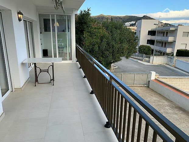 Splendide Appartement  rénové Vue Mer avec son garage fermé à Canyelles Rosas