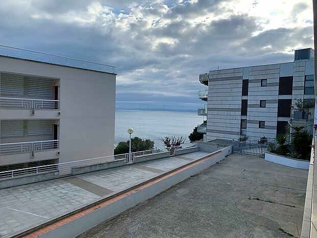 Splendide Appartement  rénové Vue Mer avec son garage fermé à Canyelles Rosas