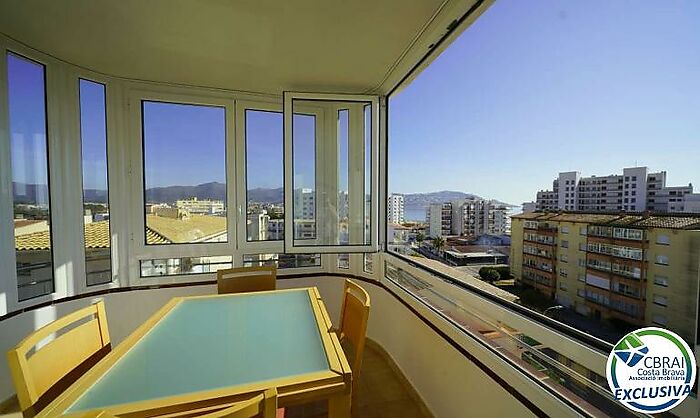 Apartamento de 2 habitaciones con vista al mar a 300 metros de la playa