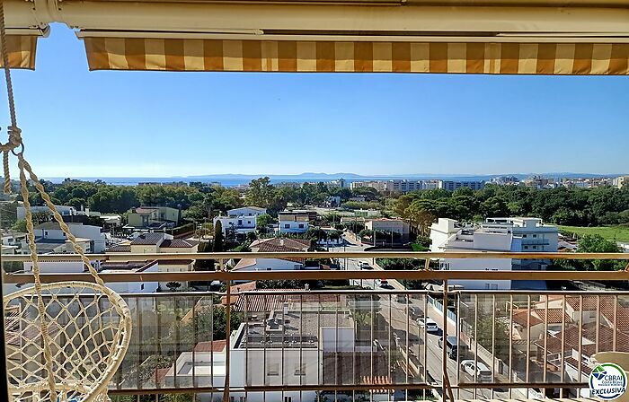 Appartement rénové avec grande terrasse et belle vue panoramique sur la baie de Rosas
