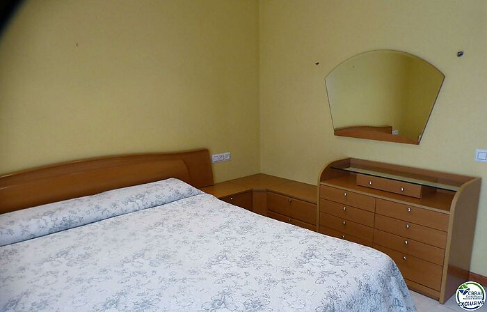 Grand appartement à vendre à Castelló d'Empúries avec 4 chambres à coucher lumineuses et accueillantes.