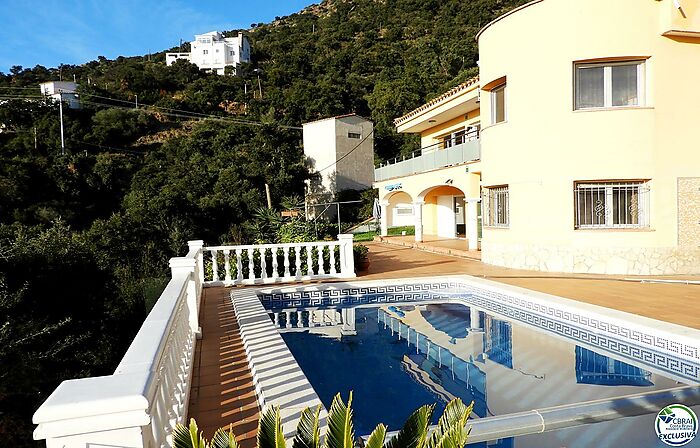 Villa con vista al mar y piscina en la tranquila zona de Mas Fumats dónde pasar momentos inolvidables con su familia