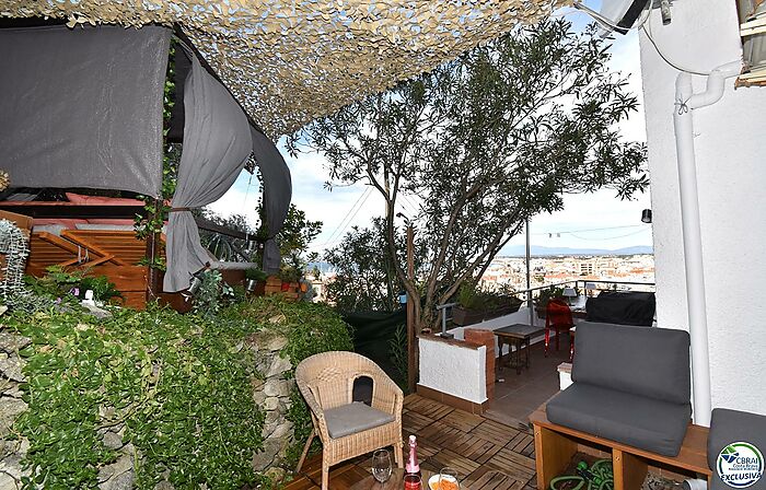 ROSAS – LA CUANA: Apartamento de dos dormitorios con terraza y agradable jardín con vistas al mar en venta