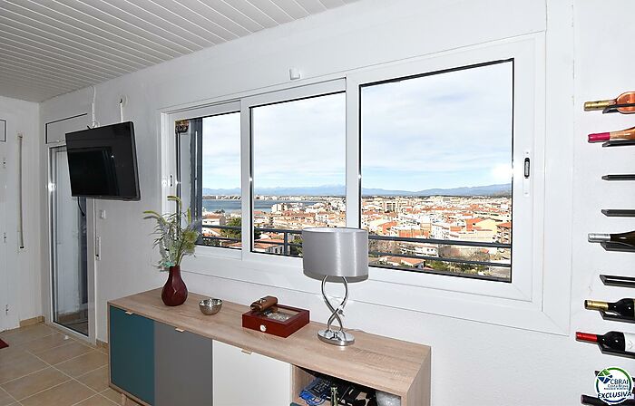 ROSAS – LA CUANA: Apartamento de dos dormitorios con terraza y agradable jardín con vistas al mar en venta