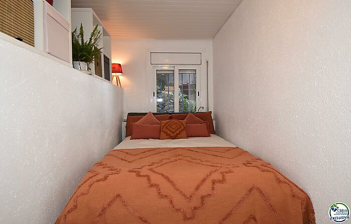 ROSAS – LA CUANA: Appartement deux chambres avec terrasse et agréable jardin vue sur la mer à vendre