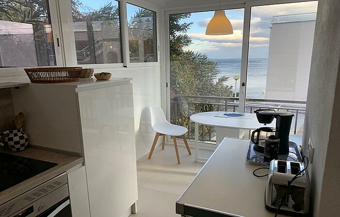 Espléndido apartamento renovado con vistas al mar y con su garage cerrado