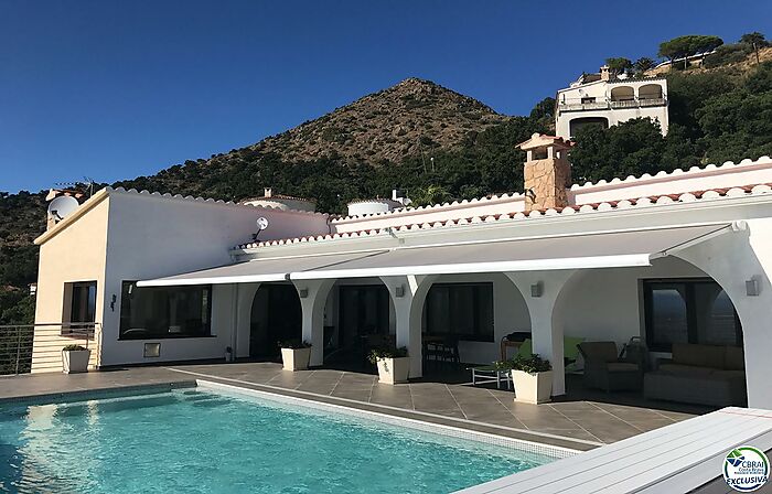 ROSES - MAS FUMATS: Villa totalement rénovée jouissant de vues spectaculaires sur les Pyrénées et la baie de Rosas à vendre
