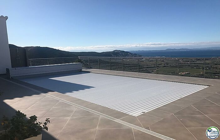 ROSES - MAS FUMATS: Villa totalement rénovée jouissant de vues spectaculaires sur les Pyrénées et la baie de Rosas à vendre