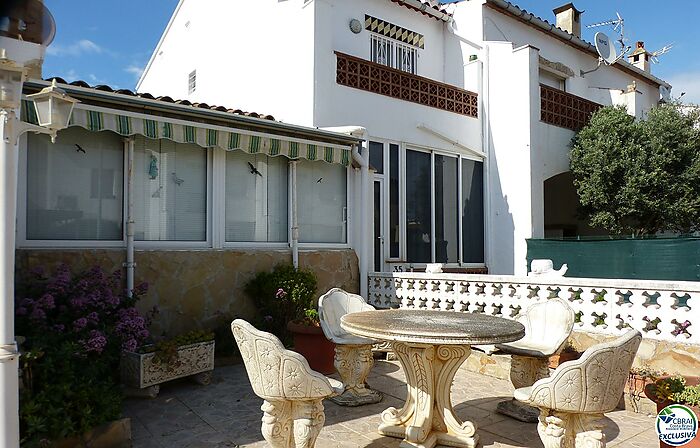 Se vende casa de vacaciones en Empuriabrava con pequeña zona de jardín y 2 habitaciones