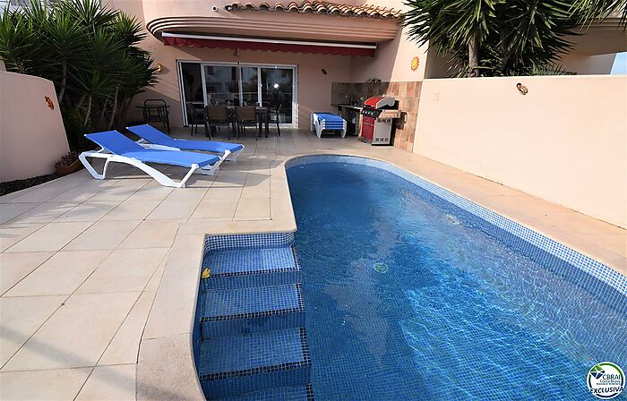 Magnifique maison moderne avec piscine et amarre