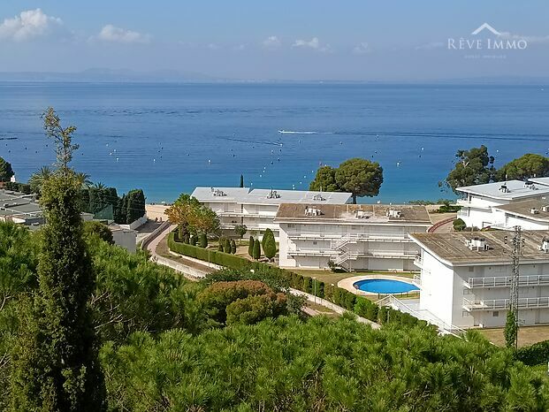 HERMOSO APARTAMENTO DUPLEX CON VISTAS AL MAR EN ROSAS ALMADRAVA CON ESTUDIO INDEPENDIENTE