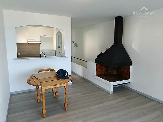 HERMOSO APARTAMENTO DUPLEX CON VISTAS AL MAR EN ROSAS ALMADRAVA CON ESTUDIO INDEPENDIENTE